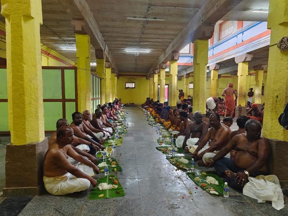 Large bhandara hall with devotees
