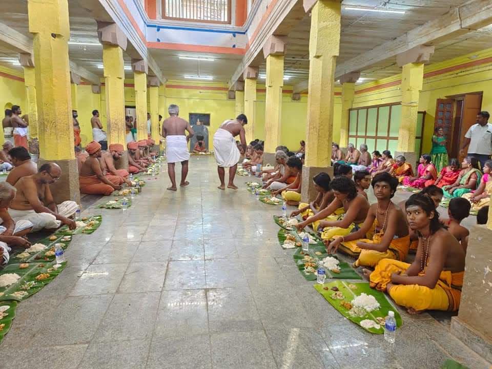 Wide shot of full bhandara gathering